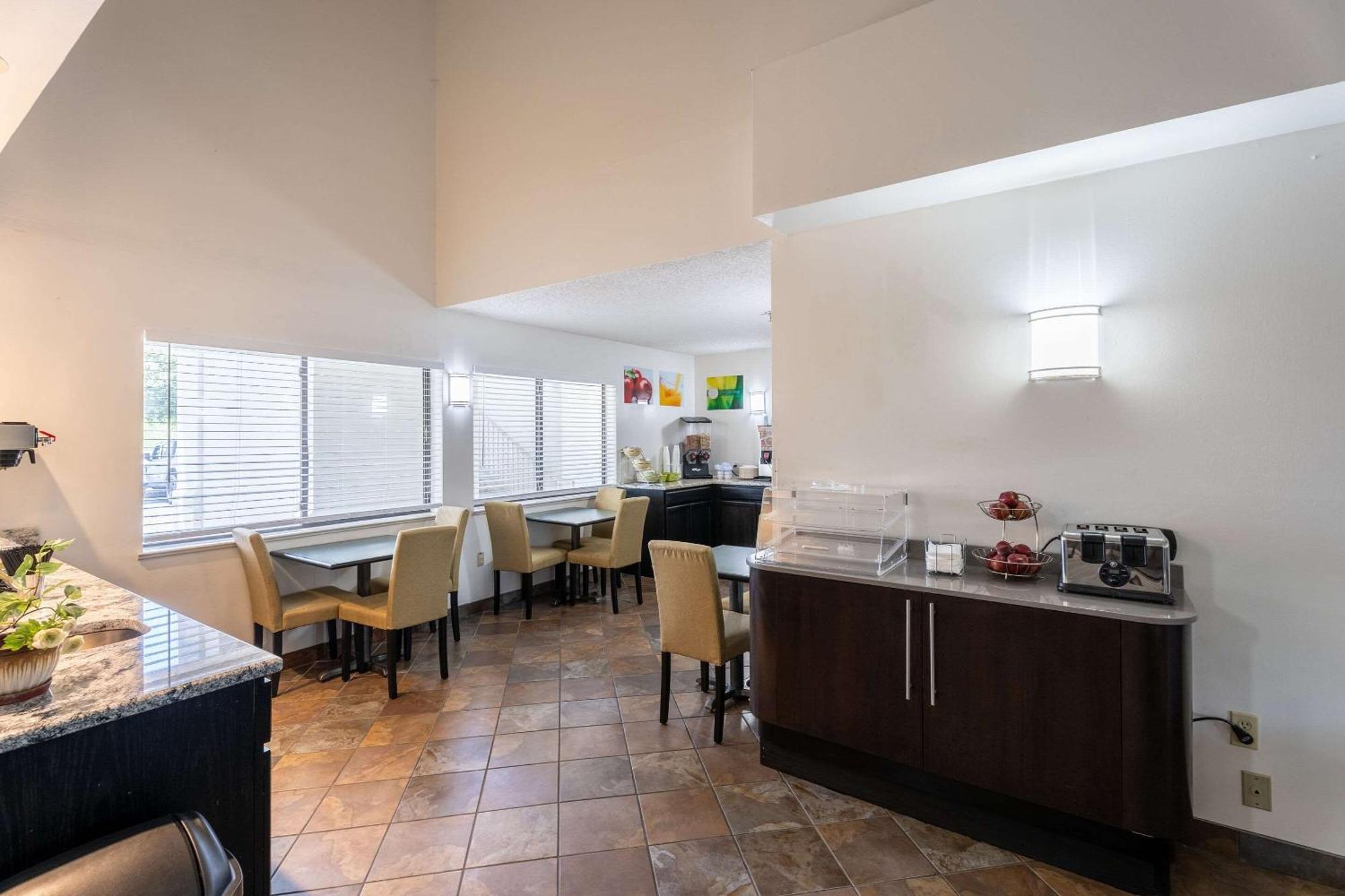 Quality Inn & Suites Junction Buitenkant foto