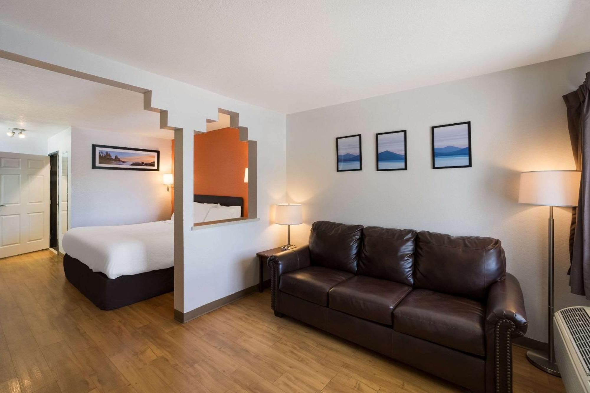 Quality Inn & Suites Junction Buitenkant foto